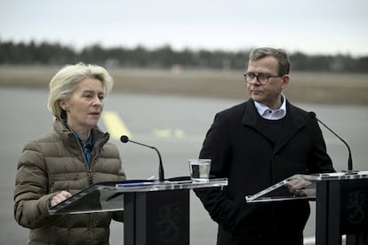 Ursula von der Leyen, presidenta de la Comisión Europea, y Petteri Orpo, primer ministro de Finlandia, en el este de Finlandia el pasado mes de abril.