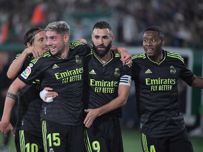 Real Madrid's Uruguayan midfielder Federico Valverde celebrates with Real Madrid's Croatian midfielder Luka Modric (L) and Real Madrid's French forward Karim Benzema (2R) and Real Madrid's Austrian defender David Alaba (R) scoring his team's first goal during the Spanish league football match between Elche CF and Real Madrid CF at the Martinez Valero stadium in Elche on October 19, 2022. (Photo by JOSE JORDAN / AFP)