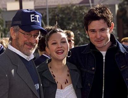 Steven Spielberg, Drew Barrymore y Henry Thomas, durante el reestreno de la película en Los Angeles.
