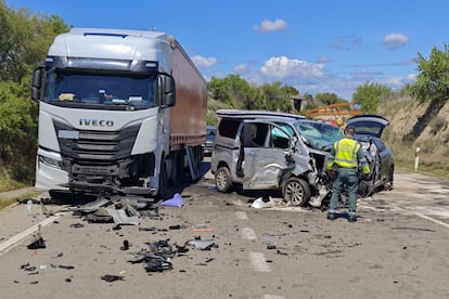 Accidente de tráfico en del punto kilométrico 155,100 la carretera nacional N-240 (Tarragona-San Sebastián) el lunes en el término municipal de Barbastro (Huesca), en el que falleció el conductor del turismo.