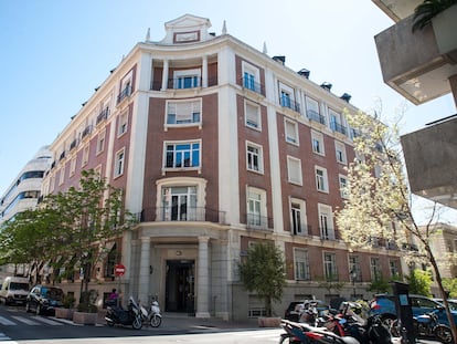 Edificio del número 32 de la calle Padilla de Madrid, propiedad de Ana Gamazo y sus hermanos.