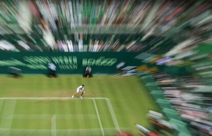 El tenista holandés Robin Haase devuelve la pelota al español Roberto Bautista durante un partido en el torneo de tenis Gerry Weber, en Halle, oeste de Alemania.