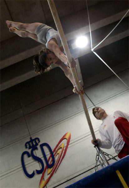 Ana Izurieta, gimnasta ecuatoriana de 13 años, se entrena en el centro de alto rendimiento del CSD.