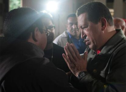 Hugo Chávez, en una iglesia de Caracas