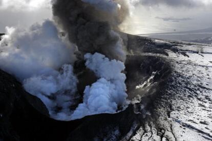 Vista aérea del volcán Eyjafjalla en erupción.