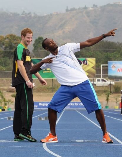 Al príncipe Enrique le tuvo que enseñar Bolt hasta cómo se celebran las victorias.