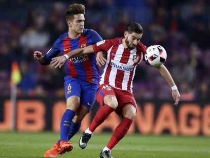 Carrasco trata de marcharse de Denis Suárez en el último Barcelona-Atlético de Copa.