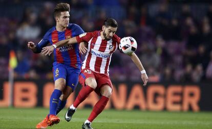 Carrasco trata de marcharse de Denis Suárez en el último Barcelona-Atlético de Copa.