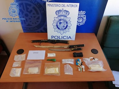 La droga 'speed' junto con armas y materiales incautados a los detenidos por la Policía Nacional en Tudela (Navarra).