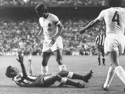 Juan Cruz Sol discute a Luis Aragonés durante un partido entre el Valencia y el Atlético.