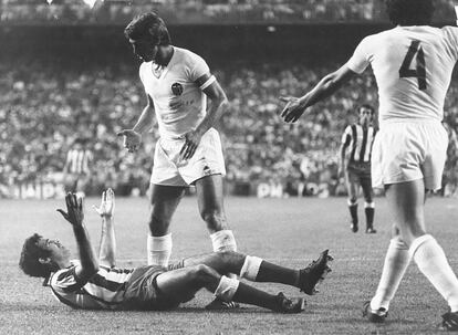 Juan Cruz Sol discute a Luis Aragonés durante un partido entre el Valencia y el Atlético.