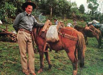 Gene Savoy, con su característico bigote de bandido y su sombrero Stetson, durante una expedición a Perú en 1985.