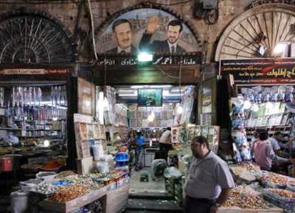 Una tienda del mercado central de Damasco exhibe la imagen del expresidente sirio Hafez el Asad y su hijo, el actual mandatario Bachar Assad, en una imagen de ayer