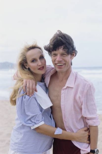 Mick Jagger y Jerry Hall en una imagen de los años 90 en Barbados. Ella posa embarazada.