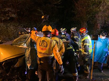 Los bomberos excarcelan del coche al joven en el accidente de la avenida Cardenal Herrera Oria.