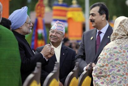 El primer ministro indio, Manmohan Singh (izquierda), conversa con su homólogo paquistaní, Yusuf Raza Gilani, en la capital de Bután.