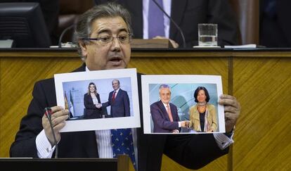 Juan Ignacio Zoido enseña las fotos de Díaz y Griñán, en el Parlamento.