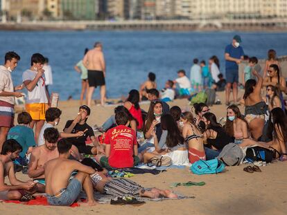 Las playas de San Sebastián se llenaron de personas durante la pasada Semana Santa.