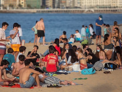 Las playas de San Sebastián se llenaron de personas durante la pasada Semana Santa.