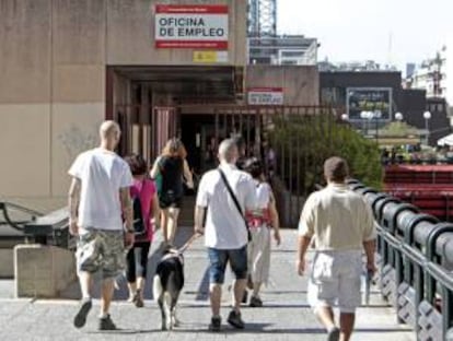 Varias personas se dirigen hacia la oficina de empleo de Azca en Madrid. EFE/Archivo