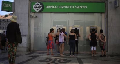 Filas para usar los cajeros de una filial del Banco Esp&iacute;rito Santo en Lisboa.