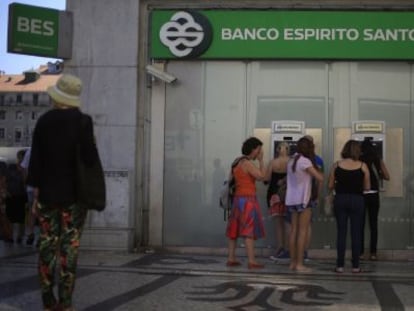 Filas para usar los cajeros de una filial del Banco Esp&iacute;rito Santo en Lisboa.