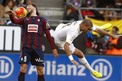 El delantero del Eibar Sergi Enrich y el defensa del Real Madrid Pepe, durante el partido.