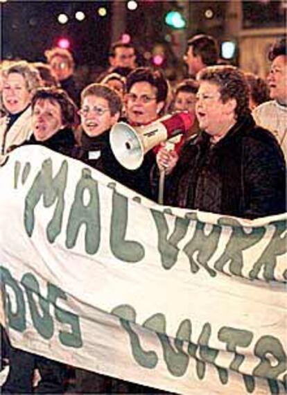 Vecinos de los barrios afectados, ayer, en la manifestación.