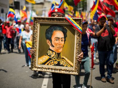 Un hombre sostiene un cuadro de Simón Bolívar durante una manifestación en Caracas, en 2019.