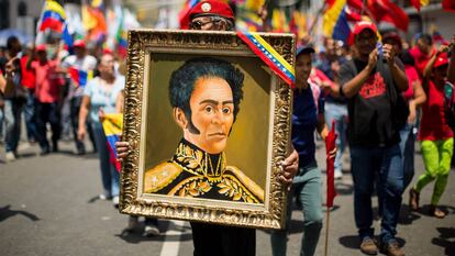 Un hombre sostiene un cuadro de Simón Bolívar durante una manifestación en Caracas, en 2019.
