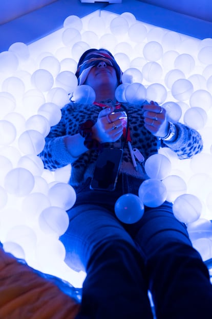Este año, destaca la apuesta de Fitur Tech por los avances en el sector turístico que permite la tecnología. Un ejemplo es una piscina multisensorial diseñada para habitaciones de hoteles que sume a quien se sumerge en ella en un estado de trance y relajación.