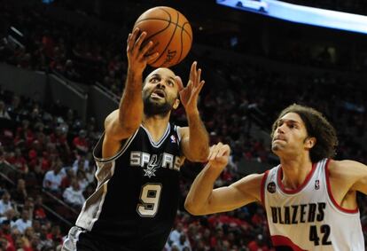 Parker entra a canasta ante Robin Lopez.