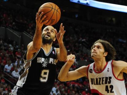 Parker entra a canasta ante Robin Lopez.