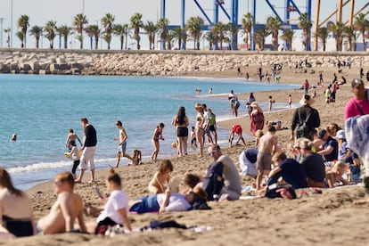 Varias personas disfrutan de la playa de la Malagueta, este martes.
