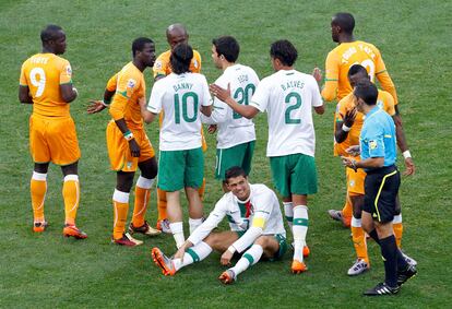 Cristiano Rolando, en el suelo, tras ser derribado por Didier Zokora.