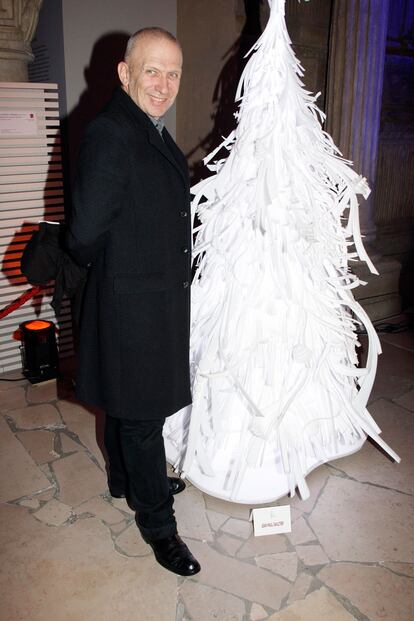 En 2009 su árbol fue mucho más sencillo y nórdico: en blanco y creado como con tiras de papel.