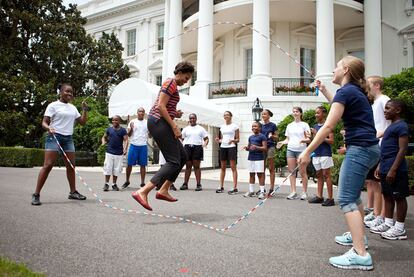 Michelle Obama, saltando a la comba con uno chicos durante una grabacin para el canal Nickelodeon con motivo del desafo PALA (el premio presidencial a un estilo de vida activo) en el csped sur de la Casa Blanca, el pasado 15 de julio.