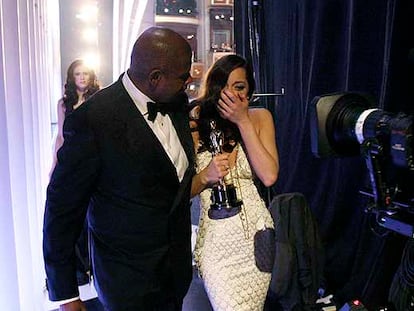 El actor Forest Whitaker abraza a la actriz francesa Marion Cotillard.