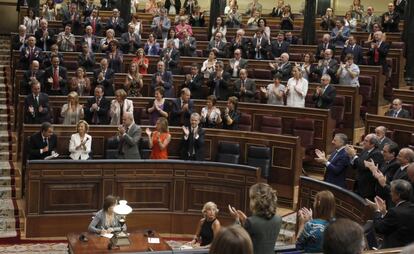 El jefe del Ejecutivo recibe los aplausos de los diputados de su grupo parlamentario tras una de sus intervenciones.