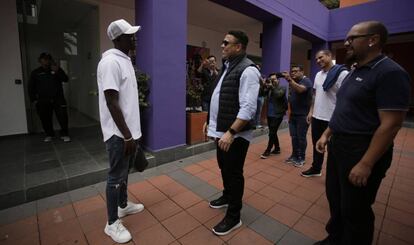 Ronaldo habla con Stiven Plaza en Ecuador, en diciembre pasado.