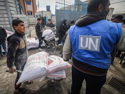 Reparto de comida de la UNRWA a desplazados palestinos en Rafah, al sur de Gaza, este domingo.