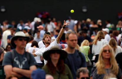 Un participante en el torneo de Wimbledon calienta antes de iniciar un partido.