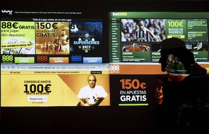 Una persona mira una pantalla con varias ofertas de apuestas "online".