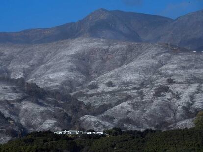 Las colinas que rodean Montecito, en Santa Bárbara, arrasadas por el incendio Thomas.