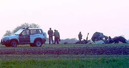 Una patrulla de la Guardia Civil inspecciona los restos de helicóptero del Ejército de Tierra que se estrelló en Villanueva de los Infantes.