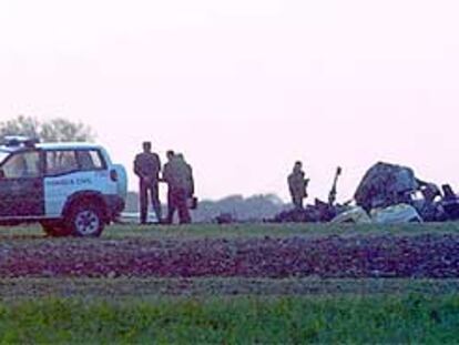 Una patrulla de la Guardia Civil inspecciona los restos de helicóptero del Ejército de Tierra que se estrelló en Villanueva de los Infantes.