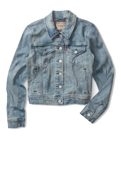  

	14. Cazadora vaquera
	

	Una prenda de aires rebeldes que rejuvenece cualquier estilismo en entretiempo. Esta es de Levi's (99 euros).