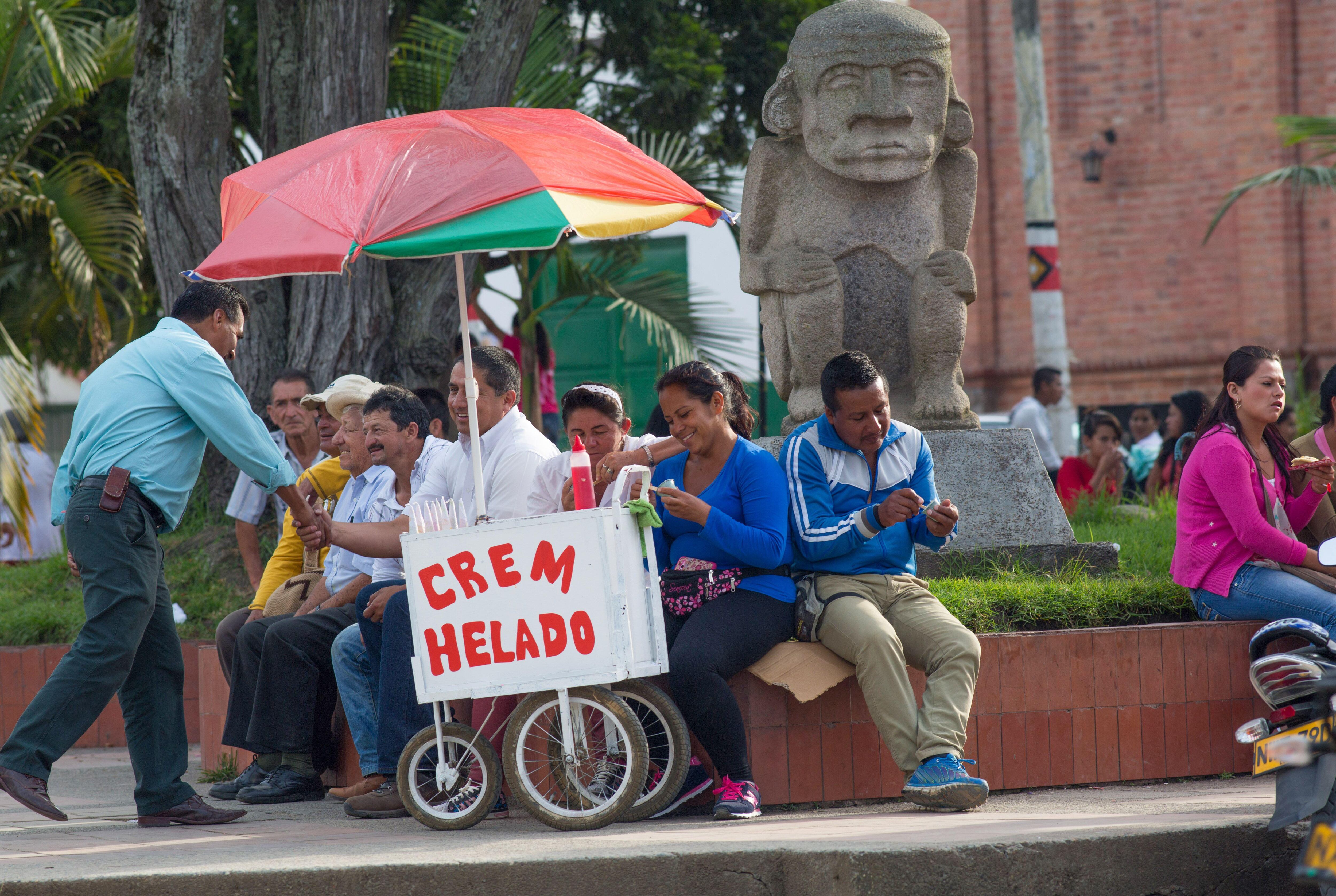 Ambiente en la plaza principal del pueblo colombiano de San Agustín.