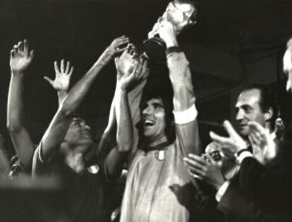 Zoff levanta el trofeo de campeón del mundo en 1982. A la derecha, don Juan Carlos.