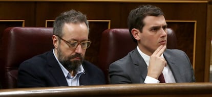 Juan Carlos Girauta y Albert Rivera, durante la intervención de Sanchez.